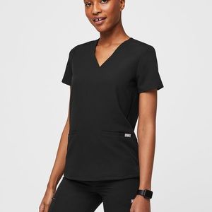 FIGS Casma Three Pocket Scrub Top in Black Size Small